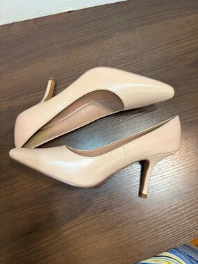 The most comfortable heels out there! Mid Heel Pumps, neutral color size 6